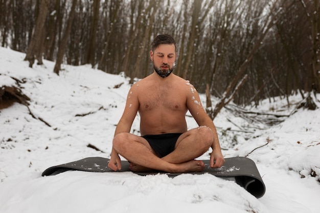 Free photo full shot man experiencing cold exposure for wellness