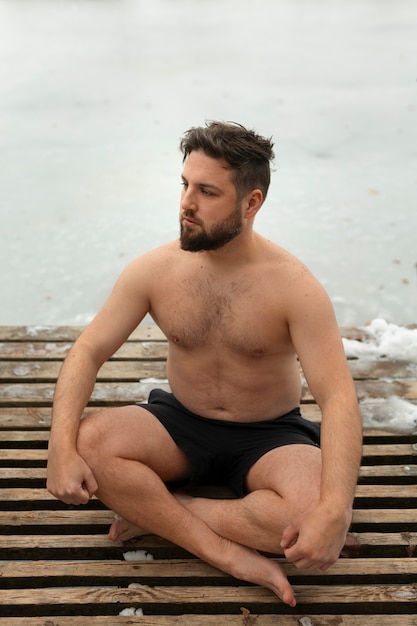 Free photo full shot man experiencing cold exposure for wellness
