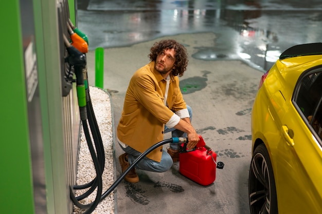 ガソリンスタンドのフルショットの男