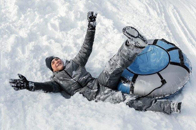 雪の中で楽しんでいるフルショットの男
