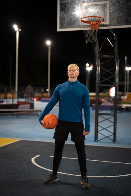 Uomo a pieno campo con palla da basket