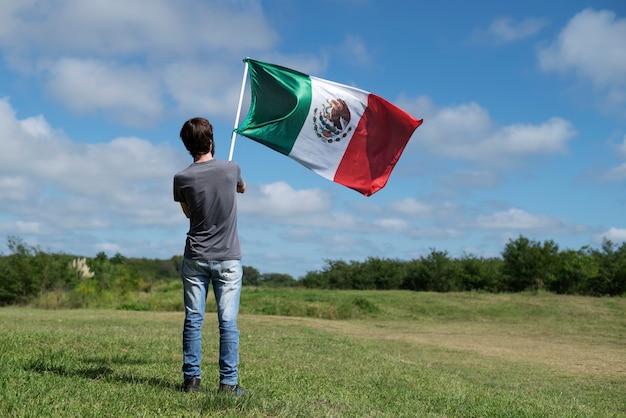 멕시코 국기를 들고 전체 샷 남자