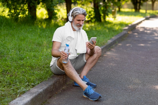 電話を保持しているフルショットの男