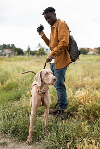 Free photo full shot man holding photo camera