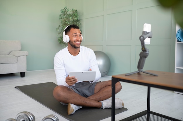 タブレットを保持しているフルショットの男