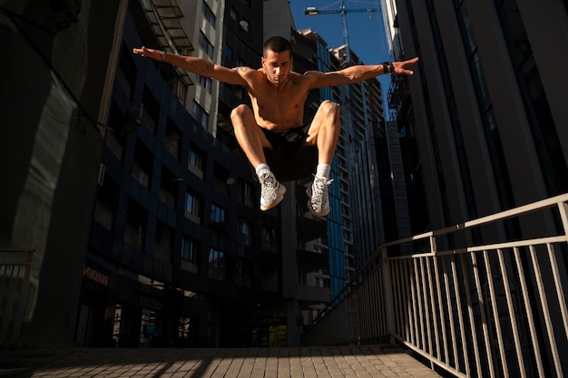 Free photo full shot man jumping outdoors