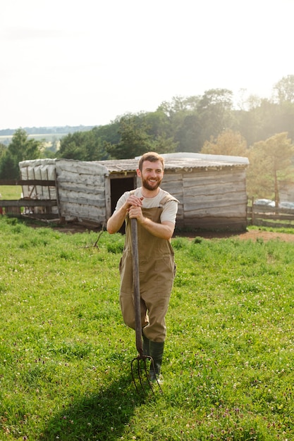 Un uomo che vive in campagna.