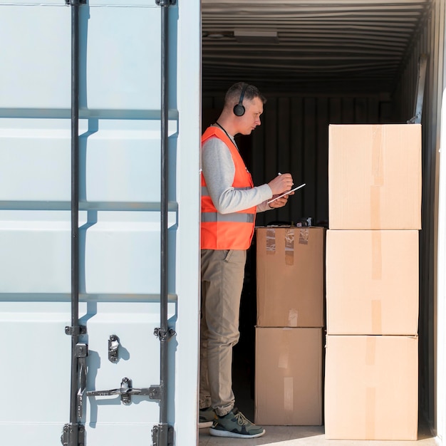 Foto gratuita uomo pieno del colpo al centro logistico