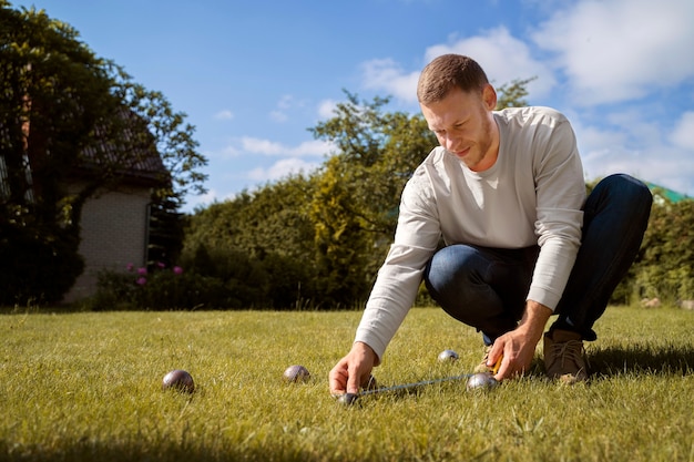 Free photo full shot man measuring distance