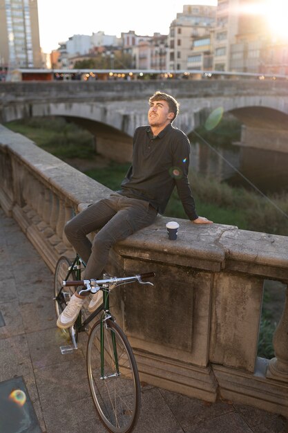 自転車で屋外のフルショット男