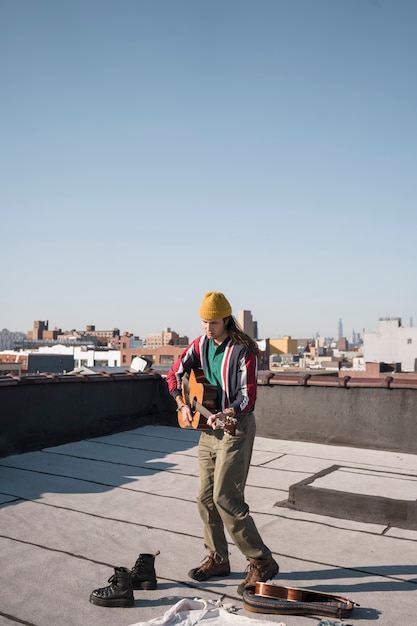 Foto gratuita uomo a tutto campo che suona la chitarra