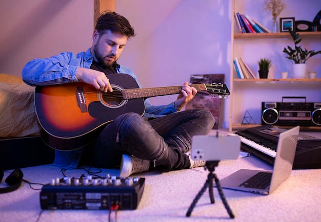 Foto gratuita uomo pieno del colpo che gioca la chitarra