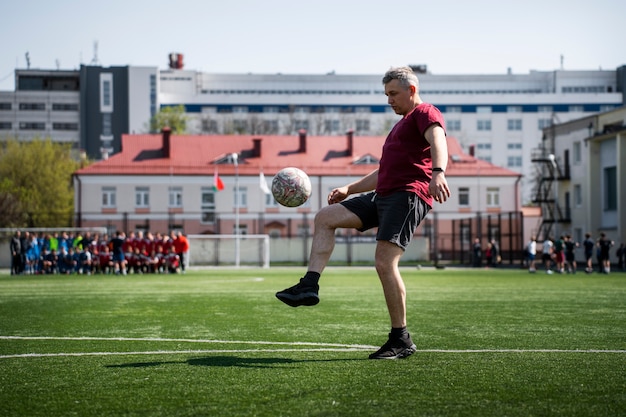 Foto gratuita uomo a tutto campo che gioca a calcio