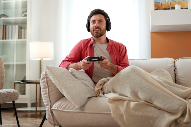 Бесплатное фото Полноценный мужчина, играющий в видеоигры