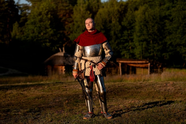 中世の兵士としてポーズをとる男性