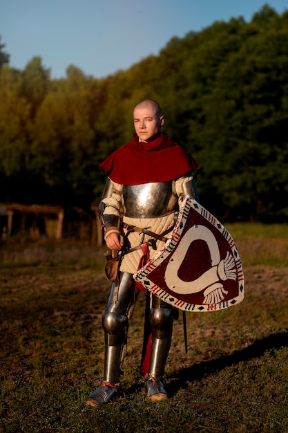 中世の兵士としてポーズをとる男性
