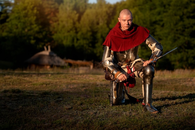 Foto gratuita un uomo in piena ripresa che si fa passare per un soldato medievale.