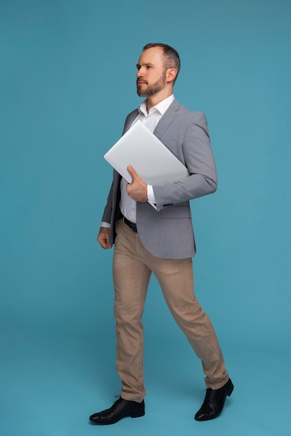 Free photo full shot man posing in studio