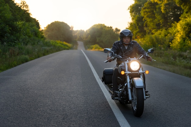 無料写真 バイクに乗るフルショットの男性