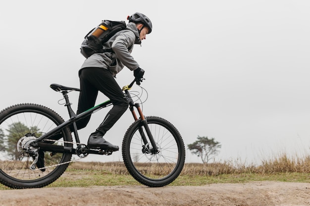 自転車に乗る男のフルショット