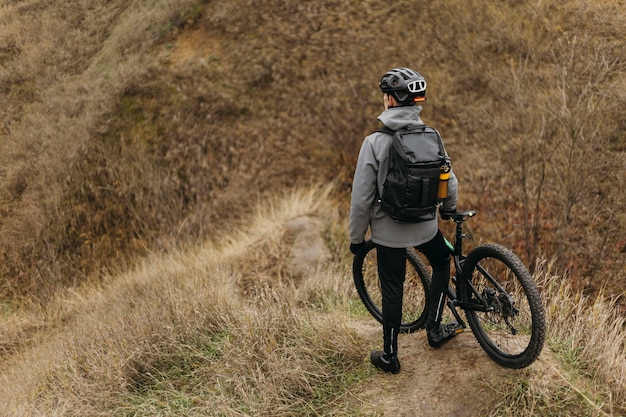 Colpo completo dell'uomo in sella a una bicicletta