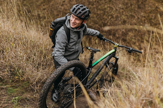 自転車に乗る男のフルショット