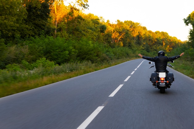 Foto gratuita uomo a figura intera in sella a una moto