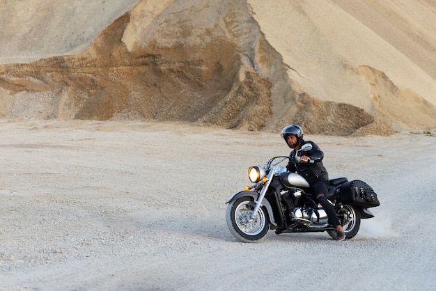 Foto gratuita uomo a figura intera in sella a una moto