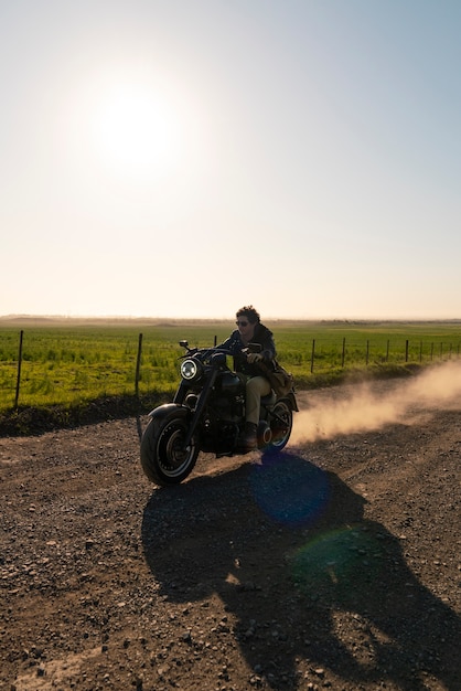 バイクに乗るフルショットの男性