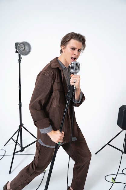 Free photo full shot man singing in studio