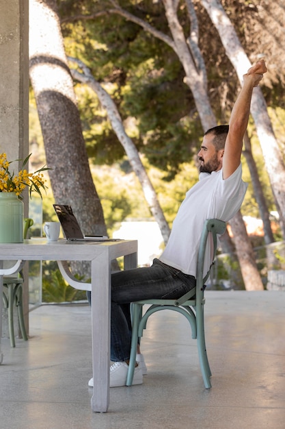 Free photo full shot man sitting on chair