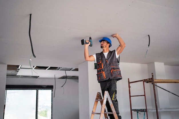 Free photo full shot man standing on ladder