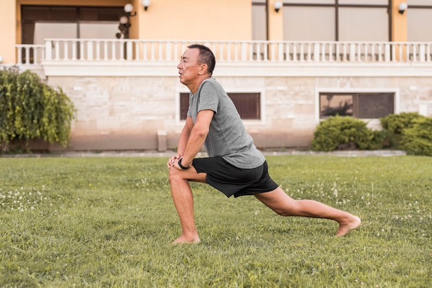 自然の中でストレッチするフルショットの男