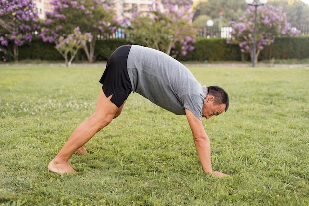 芝生でのフルショット男トレーニング