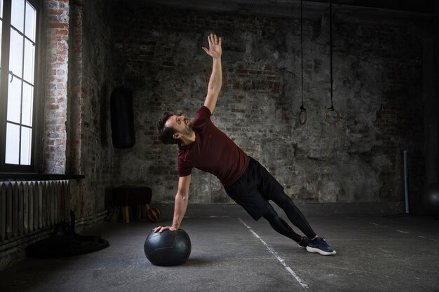 Полная тренировка человека с гимнастическим мячом