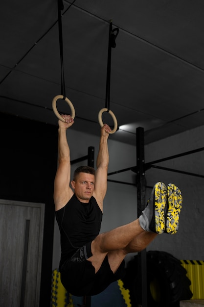 Foto gratuita allenamento uomo a tutto campo