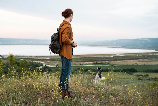 Free photo full shot man traveling with dog