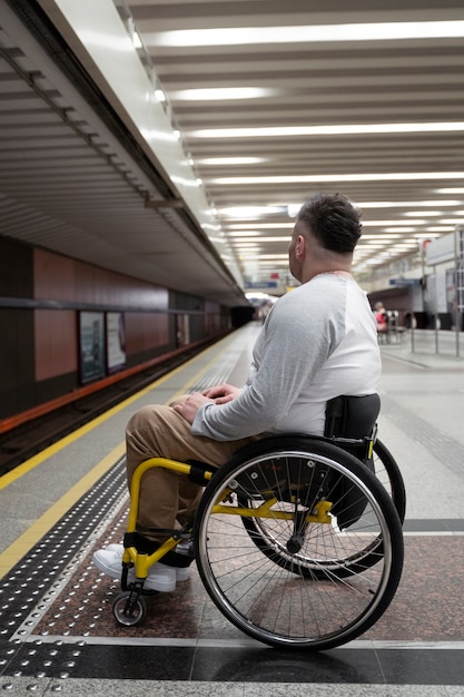 車椅子で待っているフルショットの男