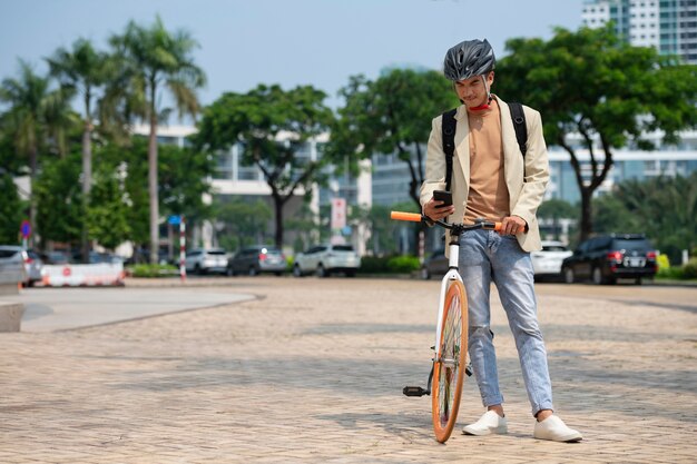 屋外で自転車を持ったフルショットの男