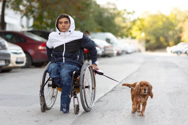 障害者歩行犬のフルショット男