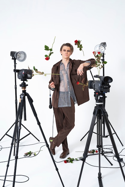 Free photo full shot man with microphone and roses