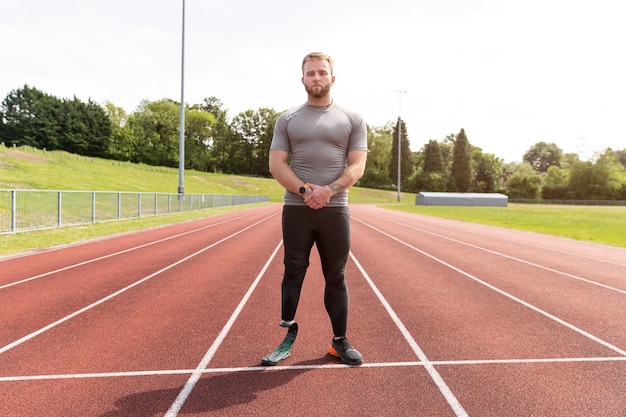 Full shot man with prosthetic leg