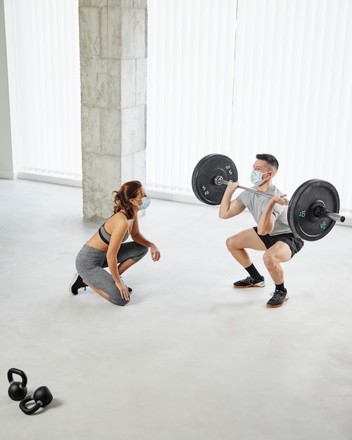 フルショットの男性と女性の運動