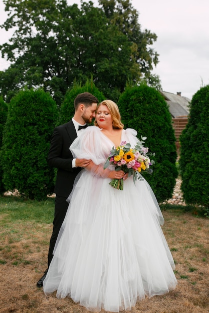 Full shot married couple posing