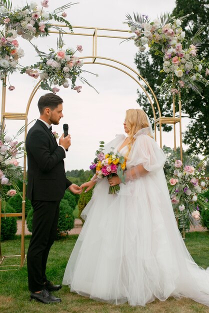 Full shot married couple posing