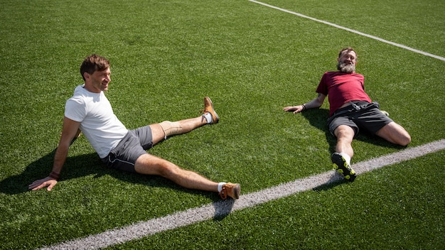 無料写真 サッカー場のフルショットの男性