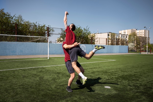 無料写真 サッカー場のフルショットの男性