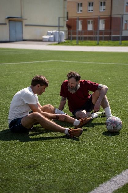 サッカー場のフルショットの男性