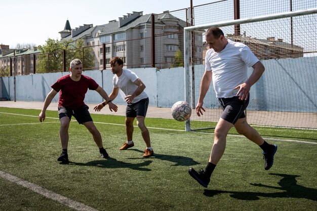 サッカーをしているフルショットの男性