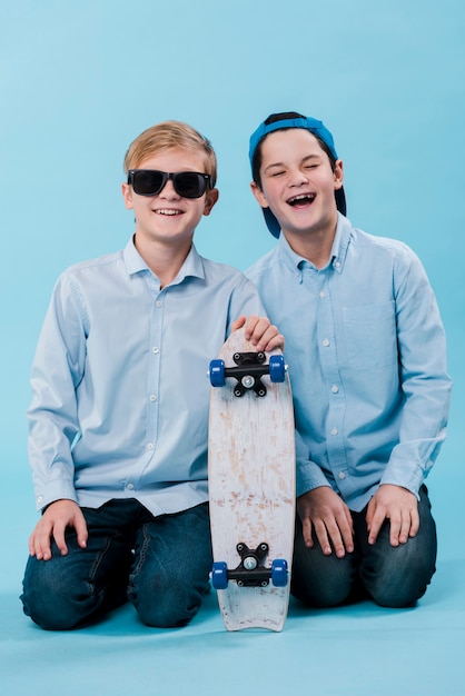 Foto gratuita colpo pieno di ragazzi moderni con skateboard